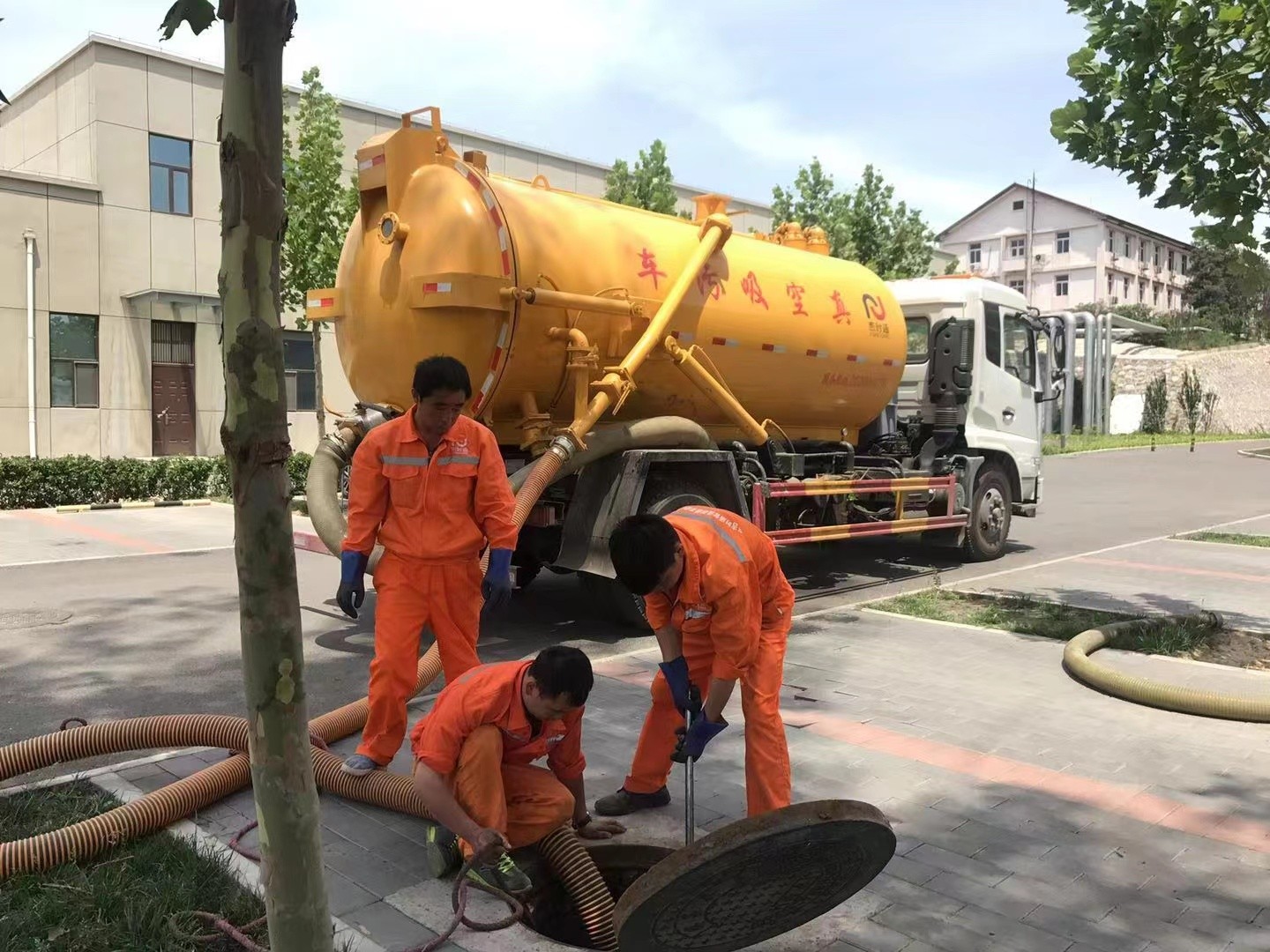 新津管道疏通车停在窨井附近