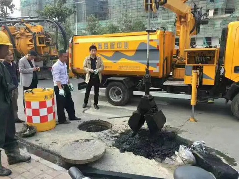 新津街道：网格员化身“清道夫”，为民解忧疏通“堵心”化粪池