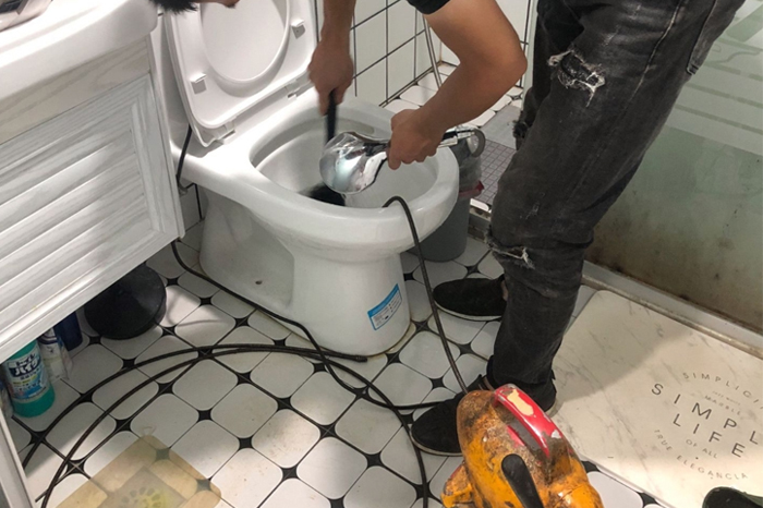 新津马桶堵塞自己疏通还是找师傅？专业上门服务让你省时更省心