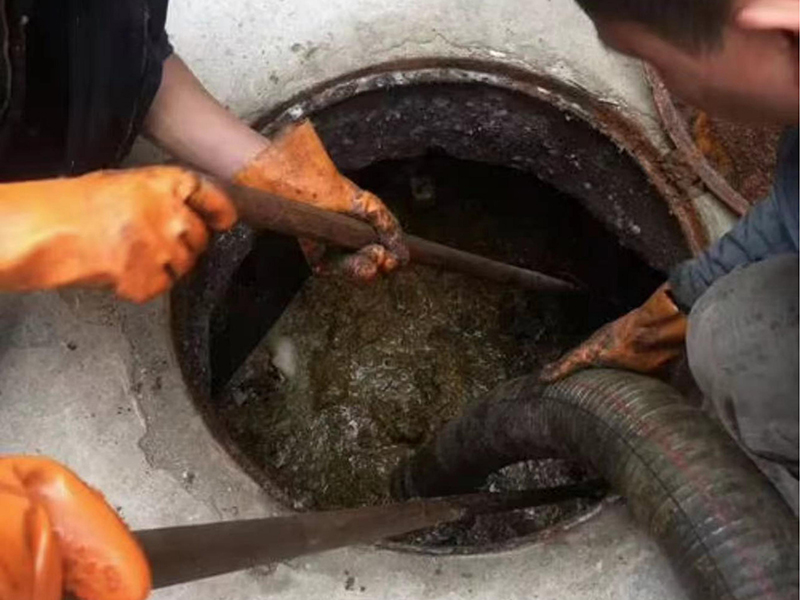 新津清理化粪池时如何避免沼气的危害？